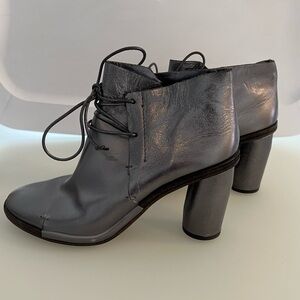 Del Carlo gray leather ankle boots. Made in Italy. Size 7.
